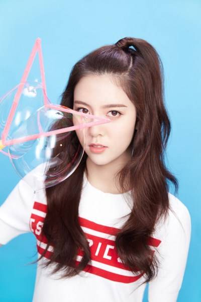 CC宋妍霏萌系少女写真 简约时尚梦幻来袭