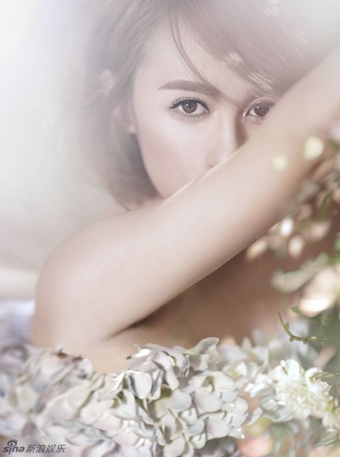 马丽写真大玩性感 小露香肩锁骨迷人