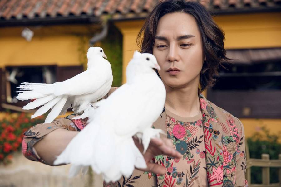 演员尹正时尚写真曝光 布拉格街拍演绎浪漫风情