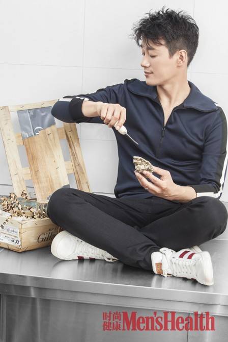 佟大为杂志封面大片曝光 化身&ldquo;性感厨男&rdquo;秀腹肌