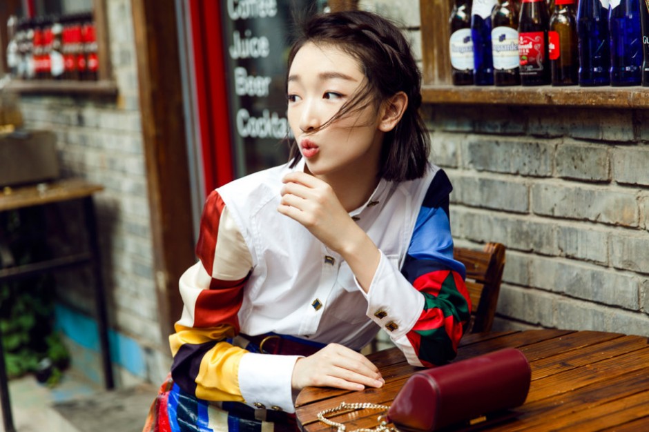 周冬雨短发时尚写真曝光 大玩拼色单品俏皮可爱