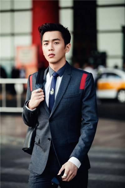 演员张若昀杂志写真 西装革履街拍范十足