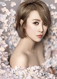 马丽写真大玩性感 小露香肩锁骨迷人