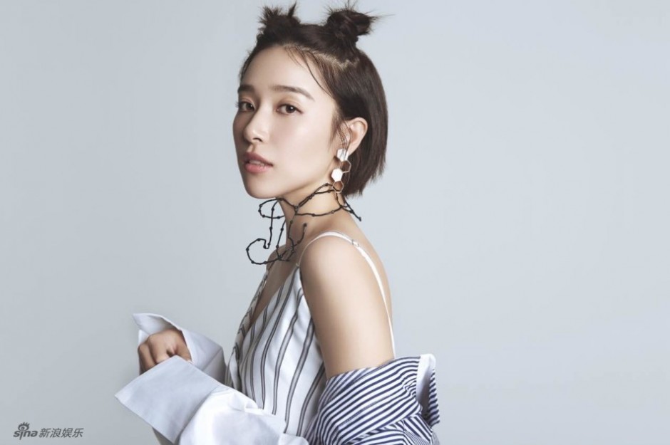 阚清子俏皮丸子头写真 灵动演绎元气少女