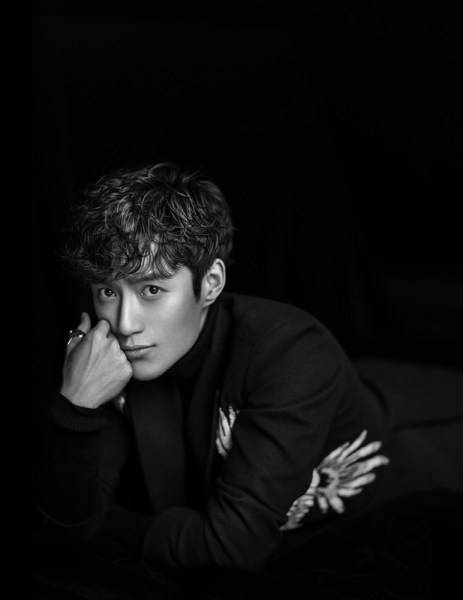 男演员张鑫黑白写真大片 眼神深邃极具绅士诱惑