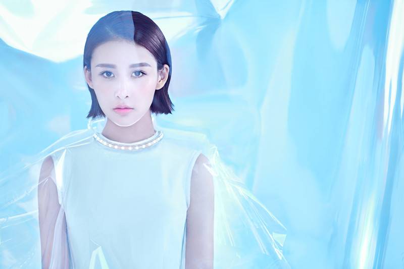 贾青时尚写真大片 造型炫酷未来感十足