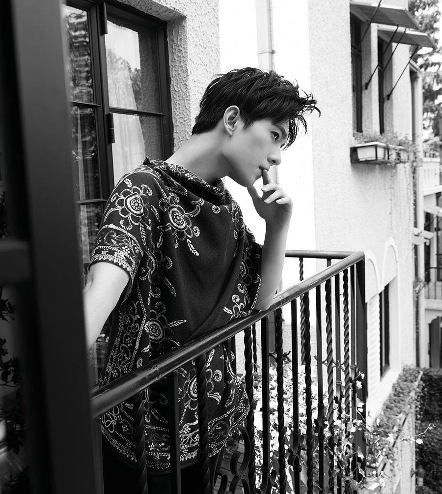 杨洋时尚写真大片 极简造型定格青春模样