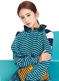 颖儿最新杂志写真 玩转秋日色彩