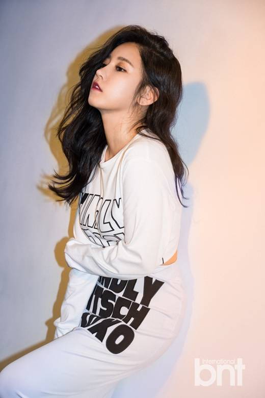 朴昭妍拍摄性感写真图片 香肩细腿身姿撩人