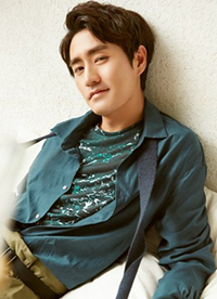 演员杨玏秋季慵懒写真曝光 变身雅痞绅士