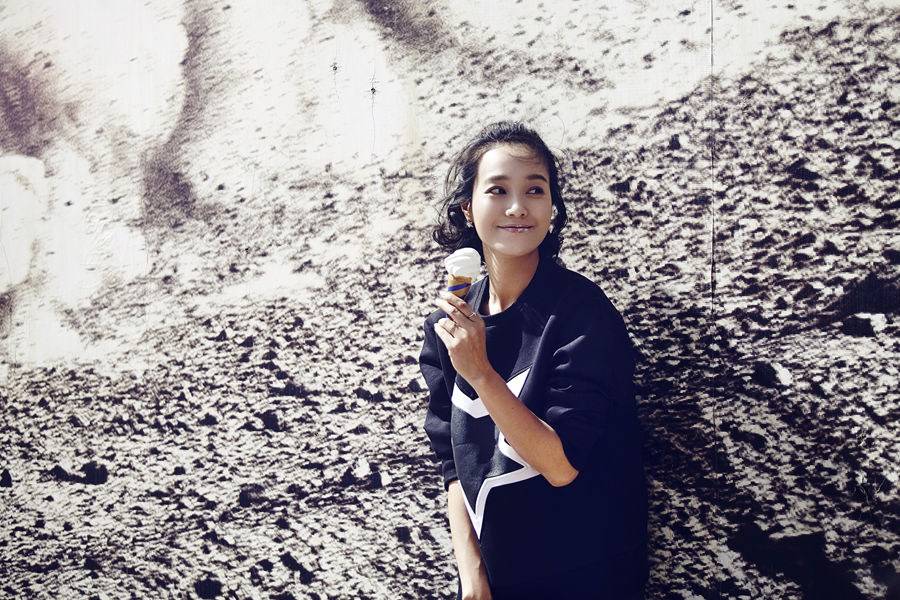 主持人朱丹初秋写真街拍 俏皮诠释英伦范儿