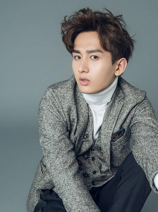 演员成毅杂志写真照片 演绎别样的慵懒午后