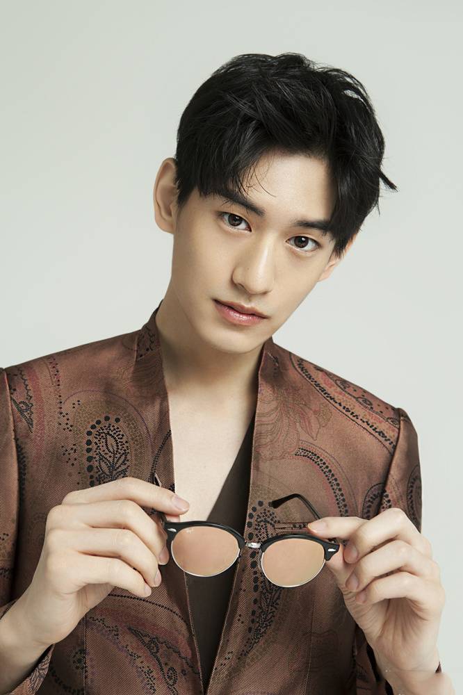 韩国模特金泰焕时尚大片 玩转文艺学院风