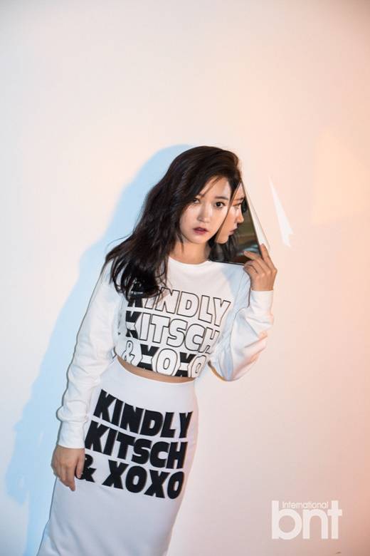 朴昭妍拍摄性感写真图片 香肩细腿身姿撩人