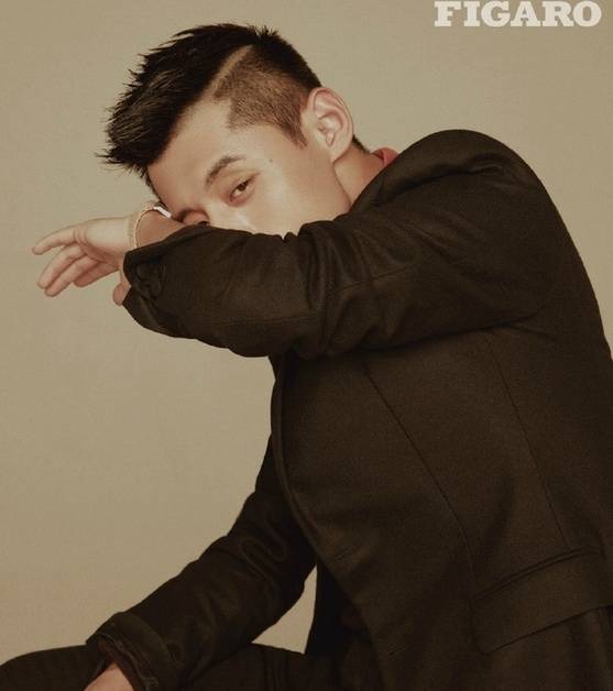 张继科初秋时尚大片曝光 吐舌撩妹帅气不减