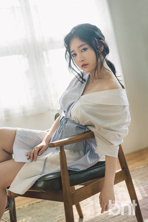 朴昭妍拍摄性感写真图片 香肩细腿身姿撩人