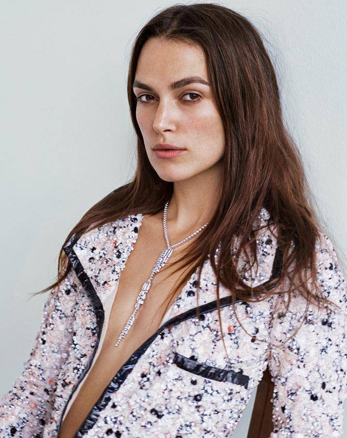 凯拉&middot;奈特莉性感写真图片 半裸摸胸气质冷艳