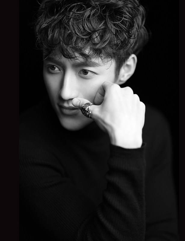 男演员张鑫黑白写真大片 眼神深邃极具绅士诱惑