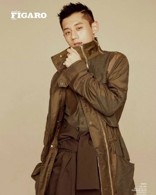 张继科初秋时尚大片曝光 吐舌撩妹帅气不减
