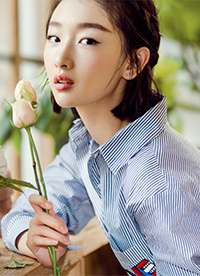 周冬雨短发时尚写真曝光 大玩拼色单品俏皮可爱