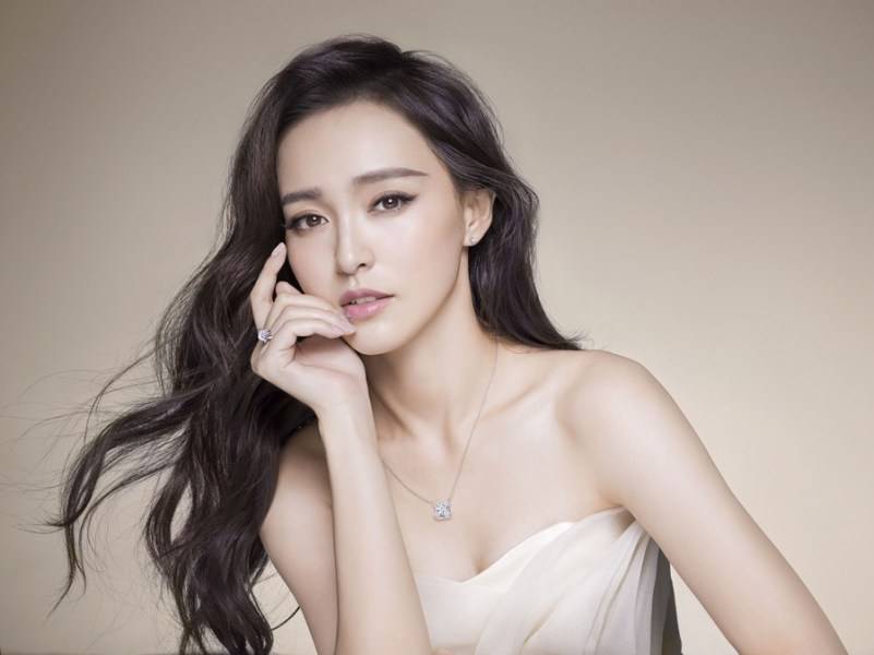 唐嫣写真显女王气场 优雅从容自信美丽