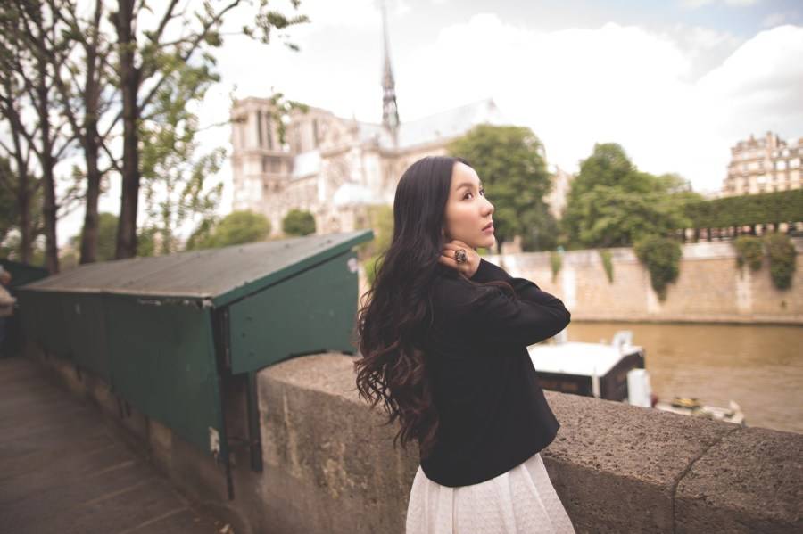 娄艺潇街拍Look简单随性 撩发微笑灿烂迷人