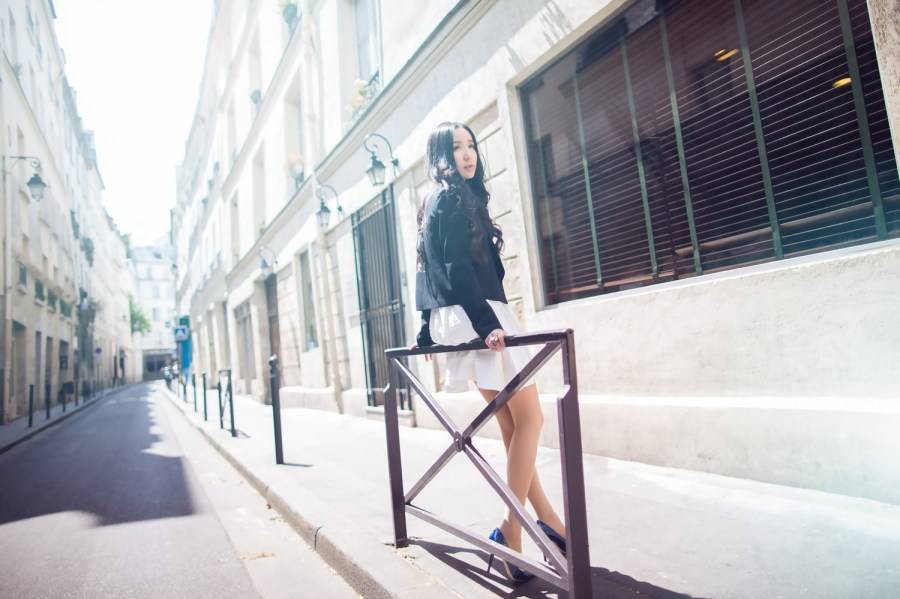 娄艺潇街拍Look简单随性 撩发微笑灿烂迷人