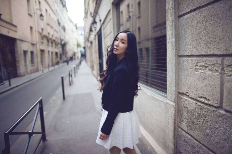 娄艺潇街拍Look简单随性 撩发微笑灿烂迷人