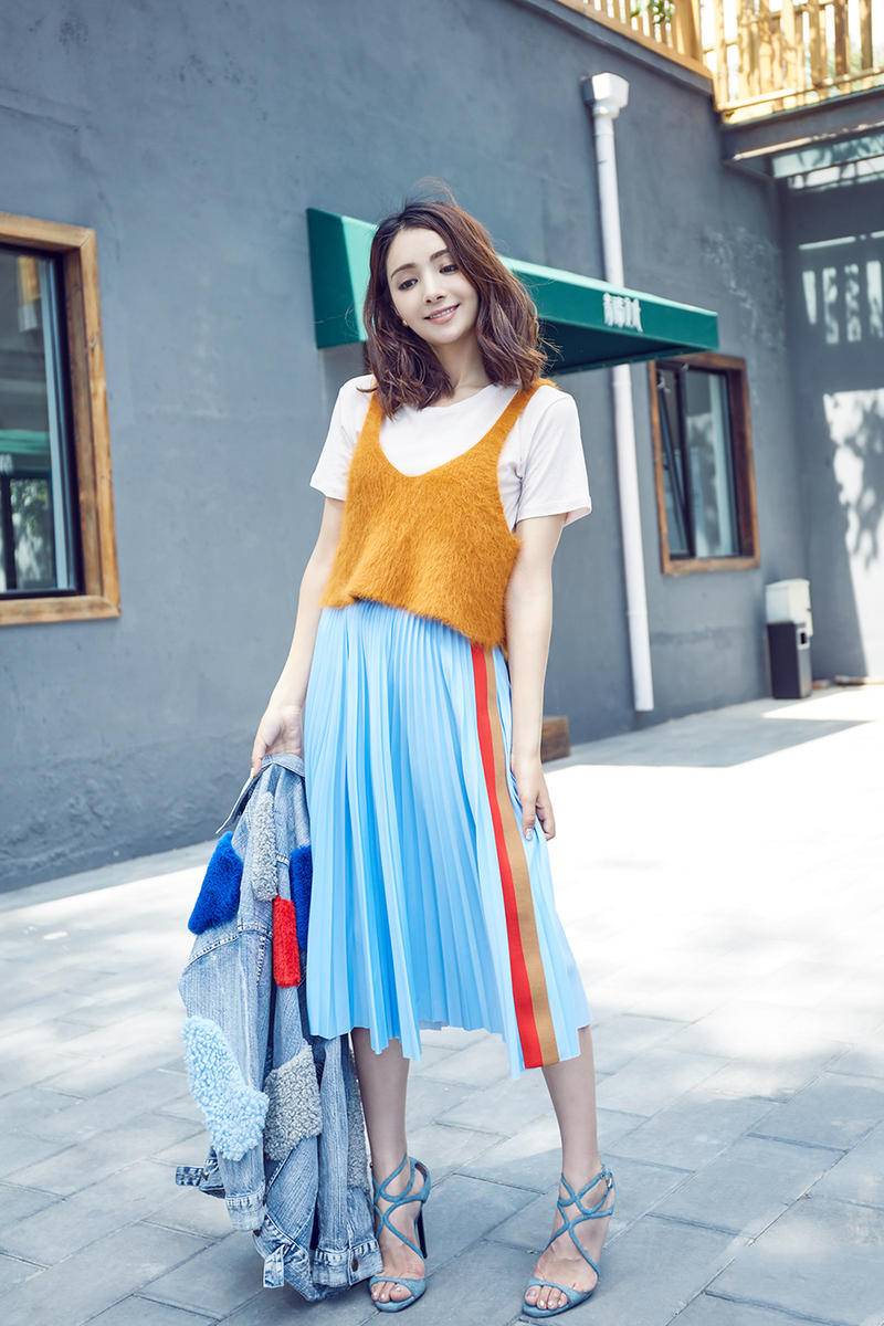 &ldquo;人鱼公主&rdquo;麦迪娜时尚街拍 演绎冬日少女混搭