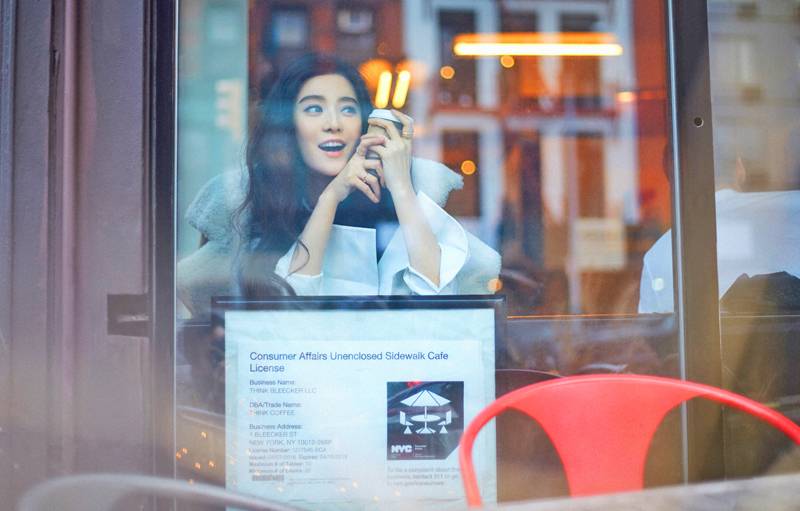 范冰冰早春穿搭街拍 率性自在中性风十足