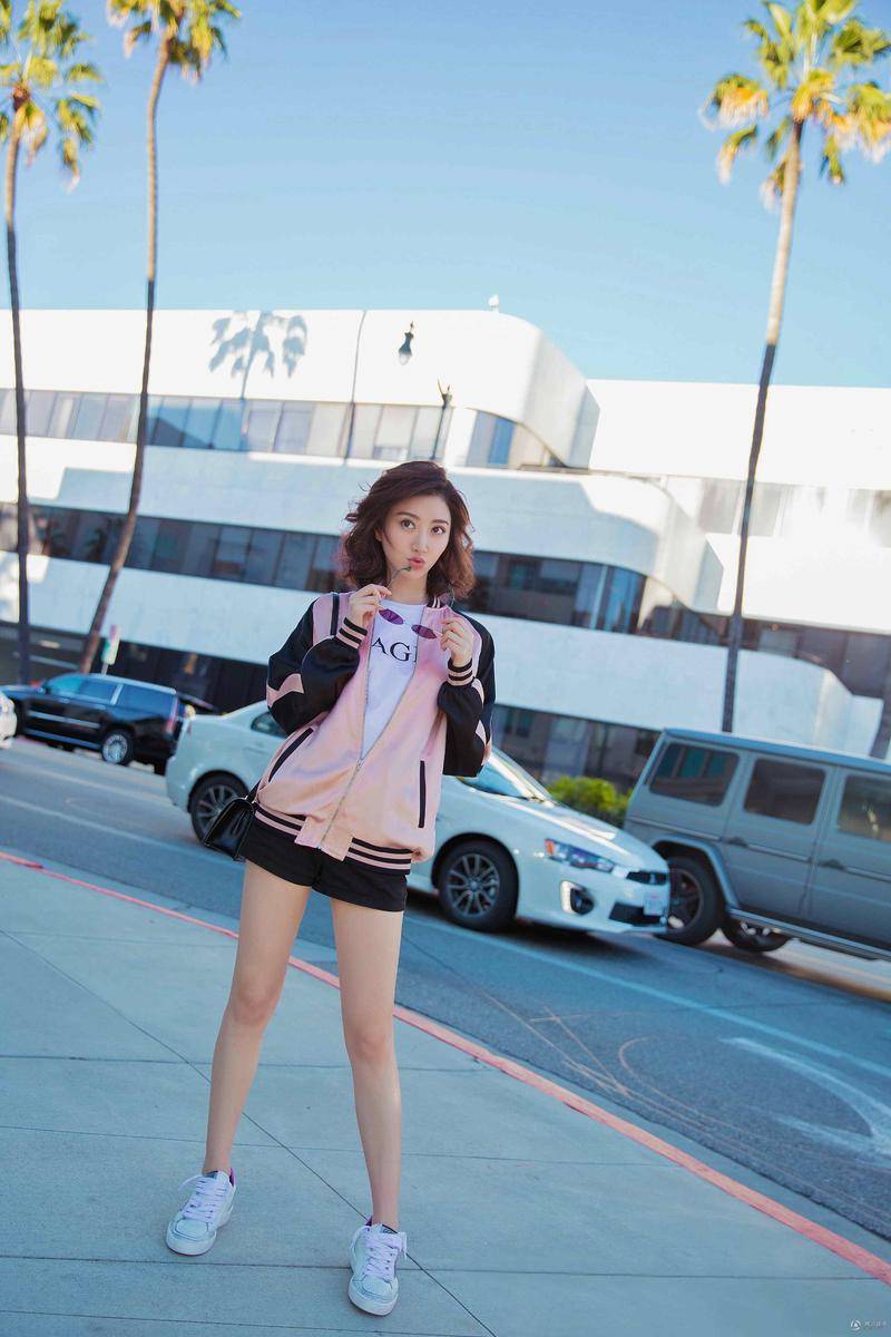 景甜时尚街拍随心搭配 逆天大长腿抢镜