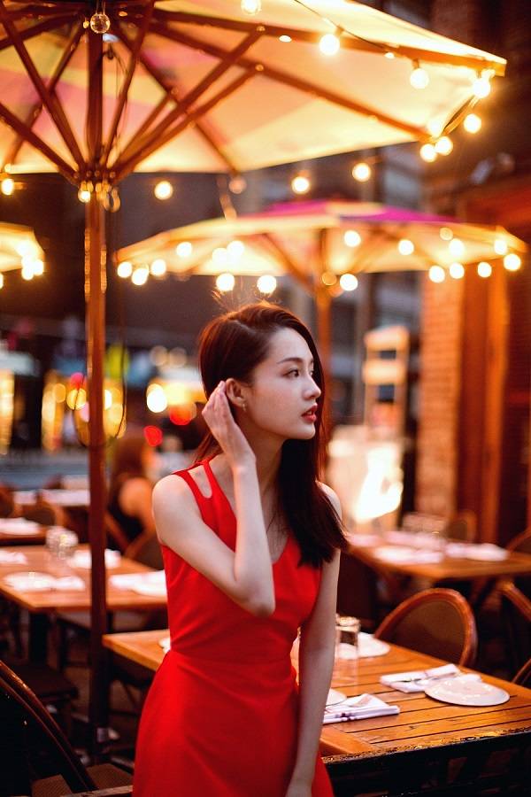 李沁街拍大片曝光 性感优雅不失活泼清丽