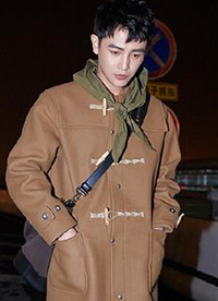 孙坚近期街拍曝光 飞行员外套+帽衫时尚温暖两不误