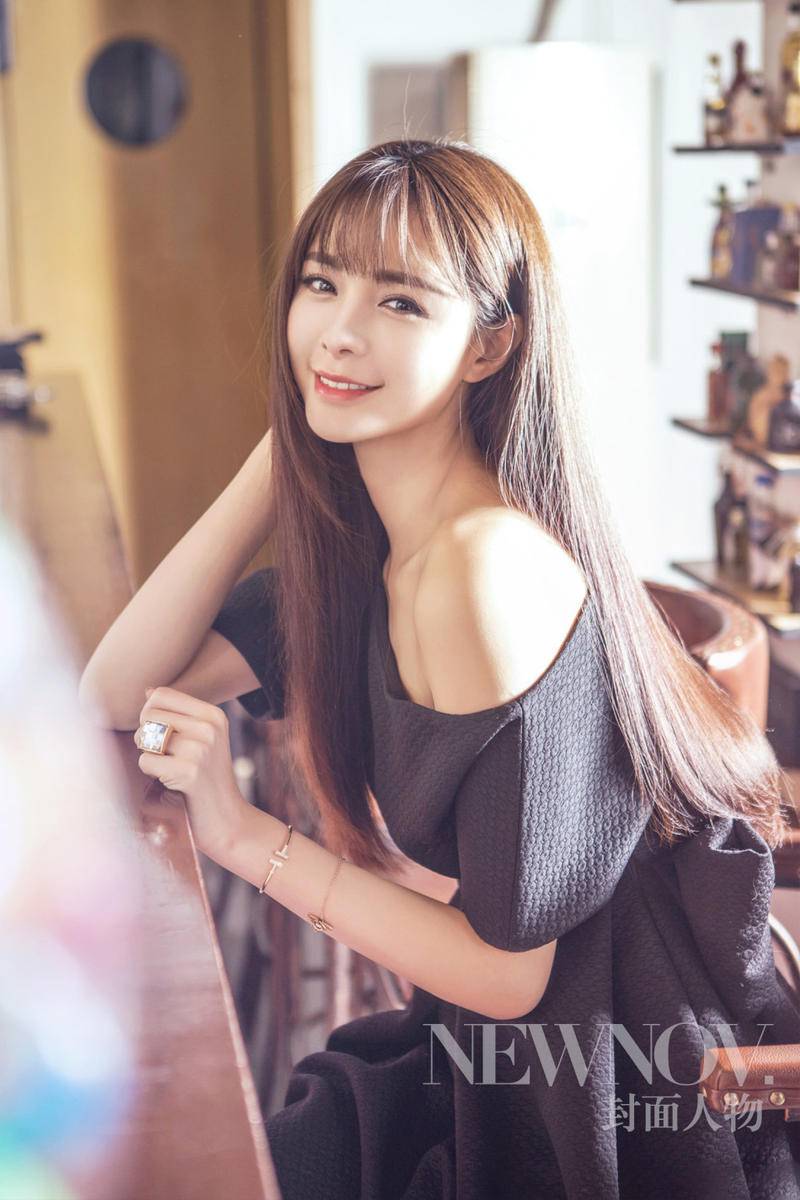 沈梦辰夏日写真文艺范 小露香肩慵懒显性感