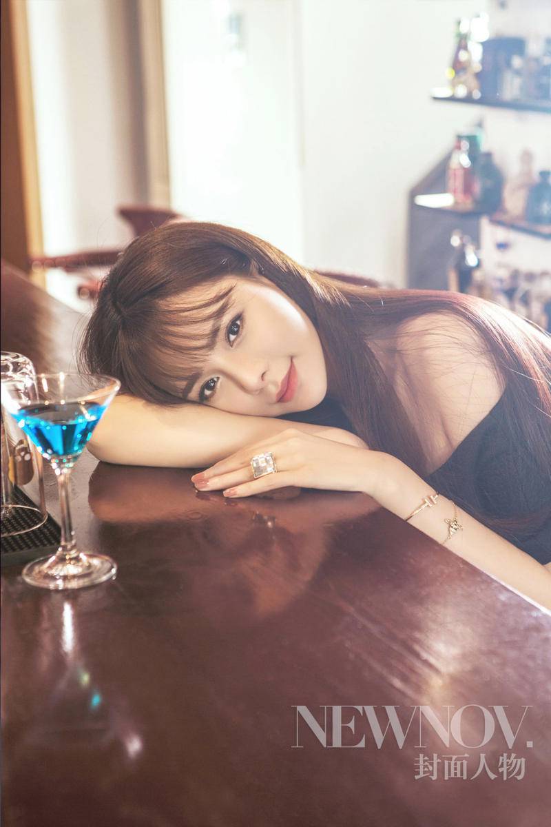 沈梦辰夏日写真文艺范 小露香肩慵懒显性感