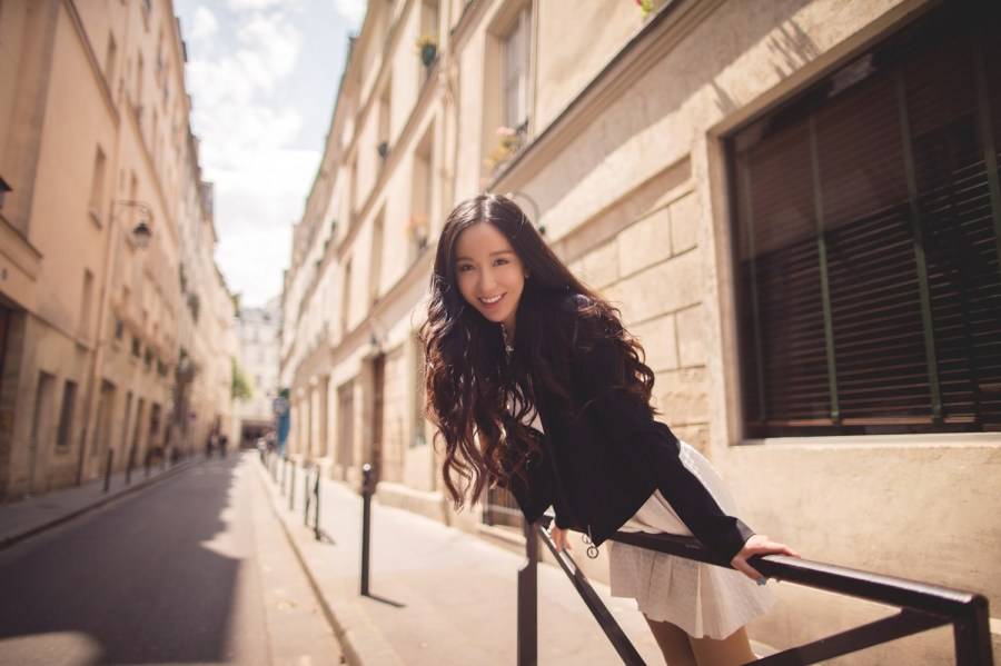 娄艺潇街拍Look简单随性 撩发微笑灿烂迷人