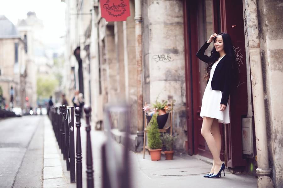 娄艺潇街拍Look简单随性 撩发微笑灿烂迷人