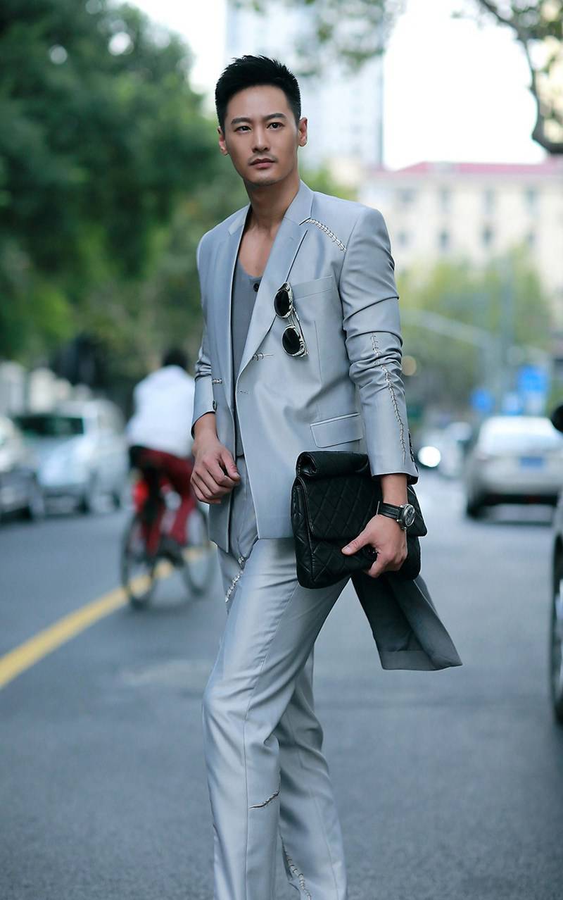 演员亓航午后家居写真集曝光 散发邻家气息