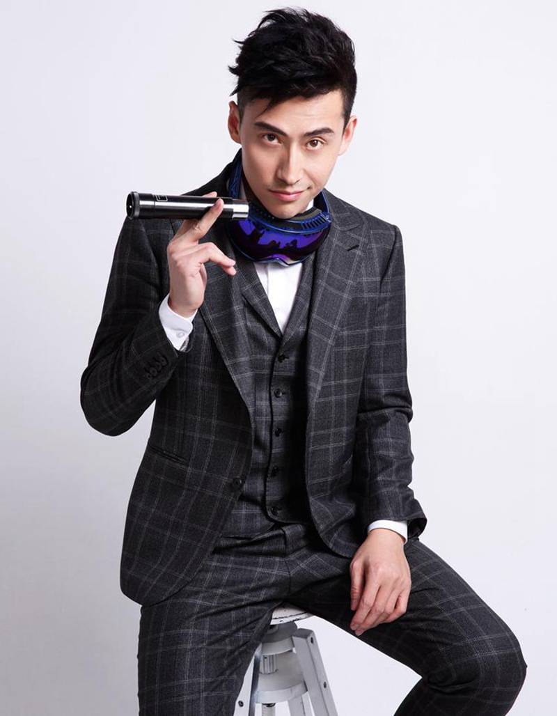 演员刘立写真大片曝光 搞怪表情圈粉无数