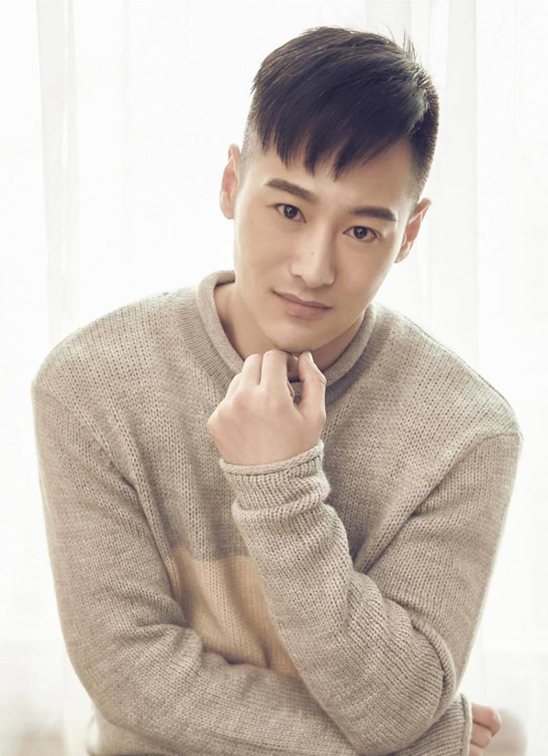 演员亓航午后家居写真集曝光 散发邻家气息