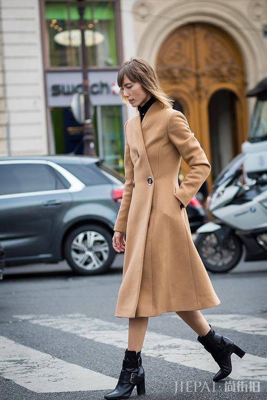 潮流街拍达人教你大衣配裙子这样穿最时髦