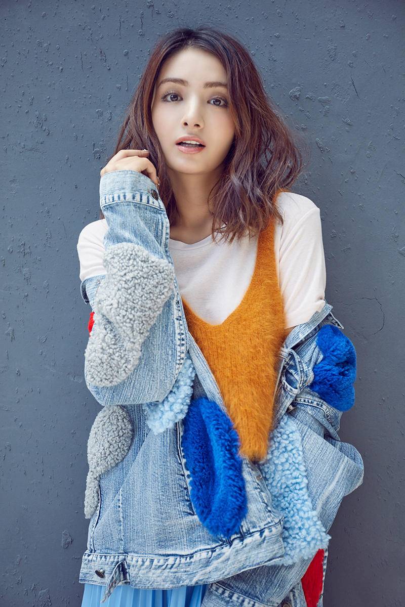 &ldquo;人鱼公主&rdquo;麦迪娜时尚街拍 演绎冬日少女混搭