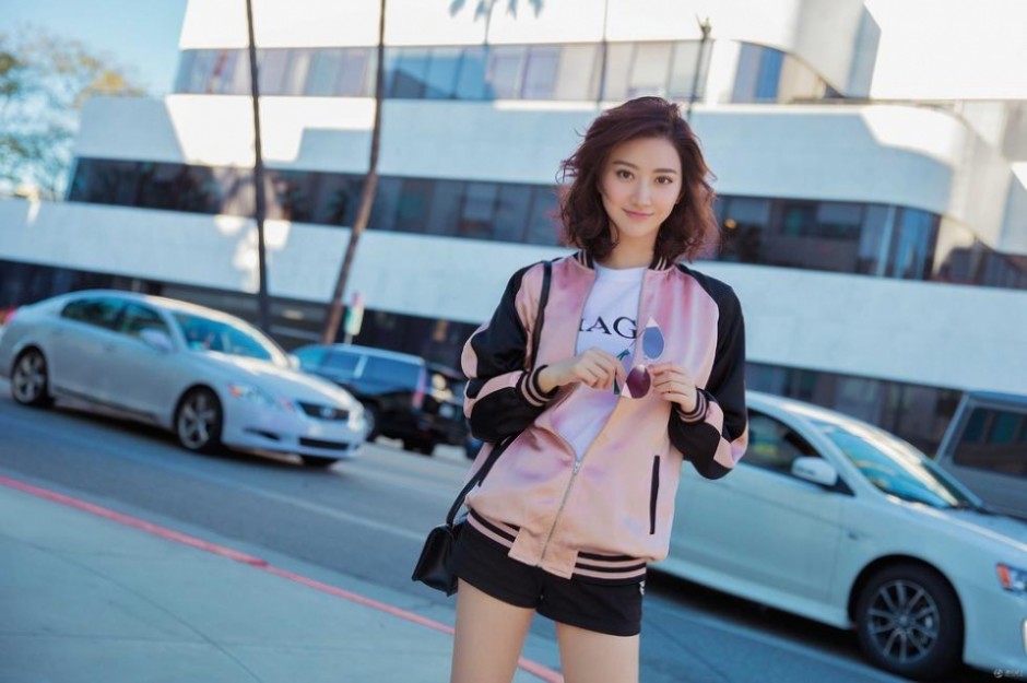 景甜时尚街拍随心搭配 逆天大长腿抢镜