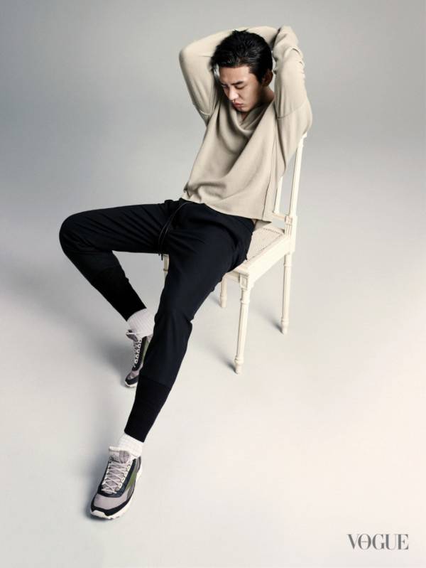 影帝刘亚仁痞气笑容写真 目光深邃展型男魅力