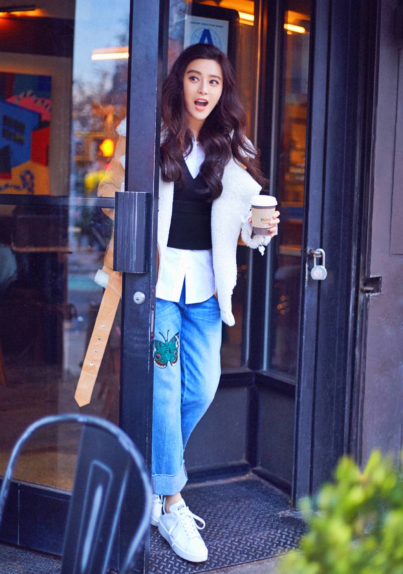 范冰冰早春穿搭街拍 率性自在中性风十足