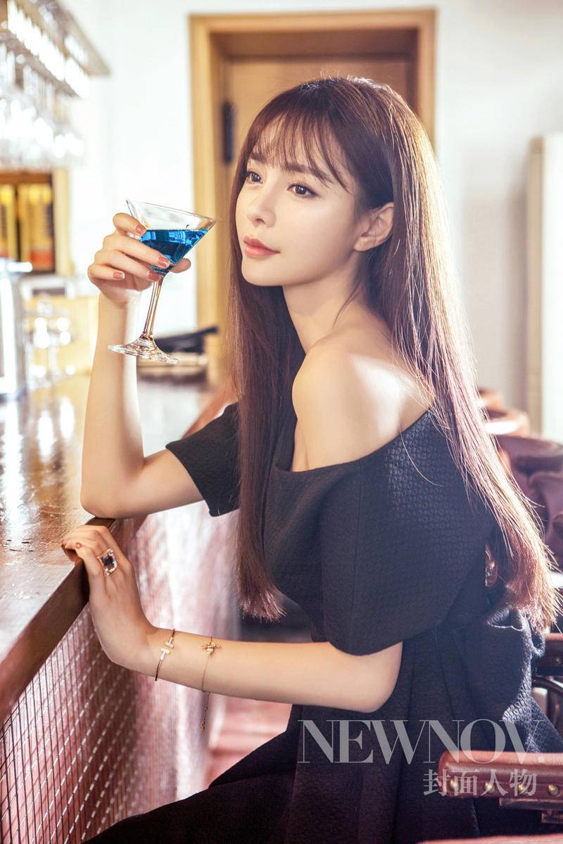 沈梦辰夏日写真文艺范 小露香肩慵懒显性感