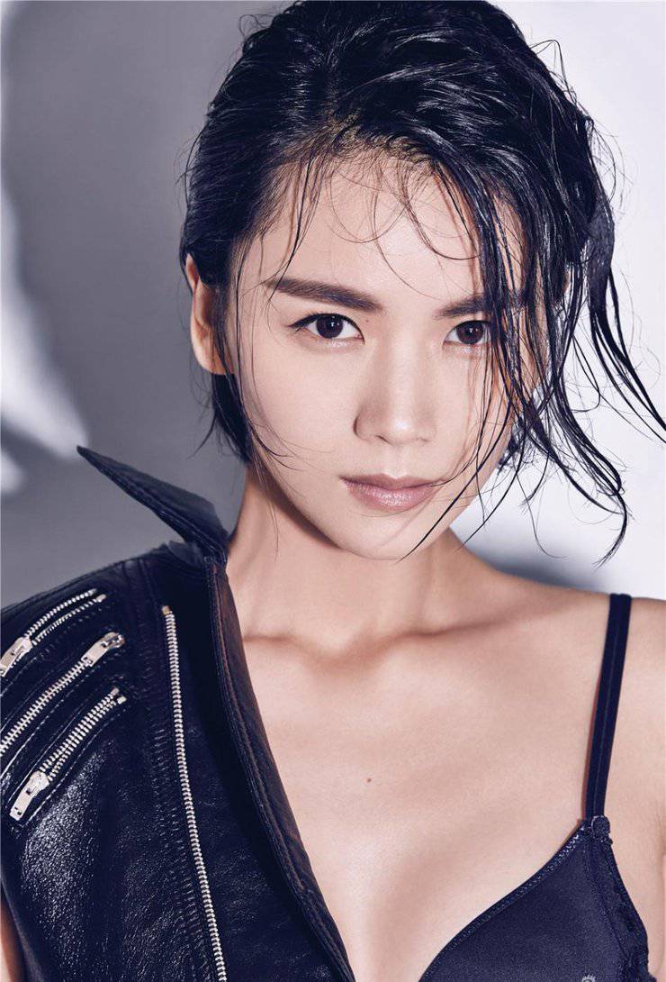 曹曦文黑西装魅力写真 真空出镜性感十足