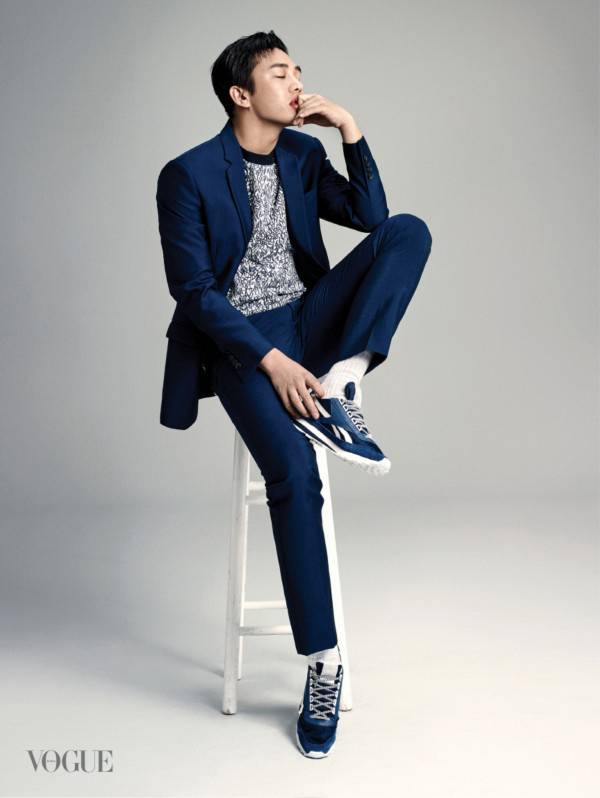 影帝刘亚仁痞气笑容写真 目光深邃展型男魅力