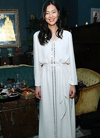 刘雯街拍实用搭配 教你夏季即防晒又美丽的制胜法宝！