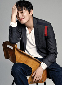 影帝刘亚仁痞气笑容写真 目光深邃展型男魅力